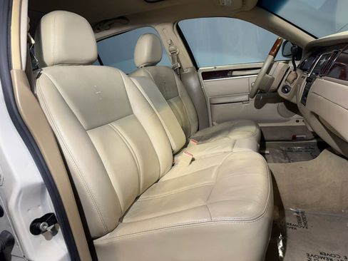 Used 2007 Lincoln Town Car Signature Limited RWD image 20