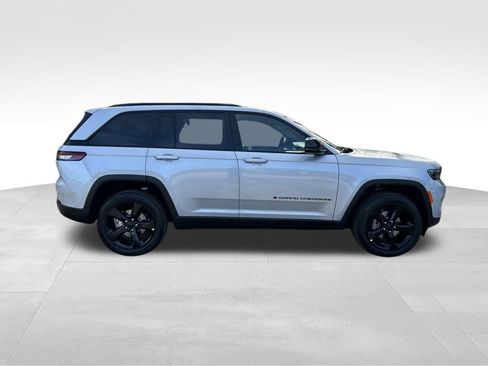 New 2025 Jeep Grand Cherokee Altitude image 7