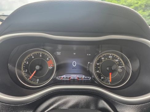 Used 2018 Jeep Cherokee Trailhawk AWD/4WD image 10