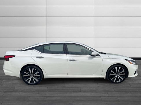 Used 2021 Nissan Altima 2.5 Platinum AWD/4WD image 2