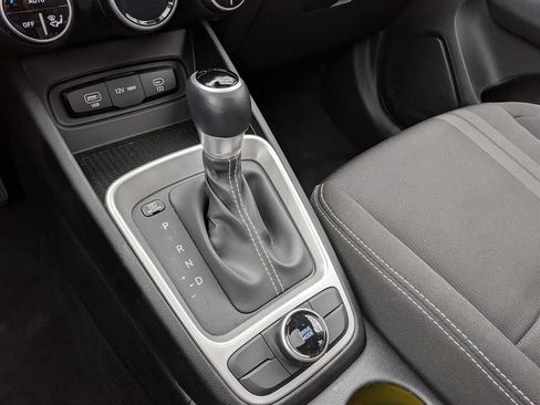 Certified 2024 Hyundai Venue SEL image 35