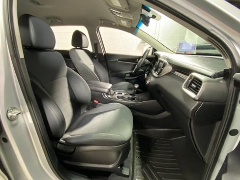 Used 2019 Kia Sorento AWD V6 image 33