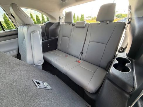 Used 2022 Toyota Highlander XLE AWD/4WD image 36