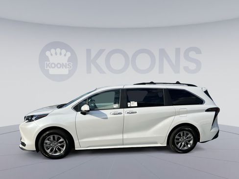 Used 2025 Toyota Sienna XLE AWD/4WD image 2