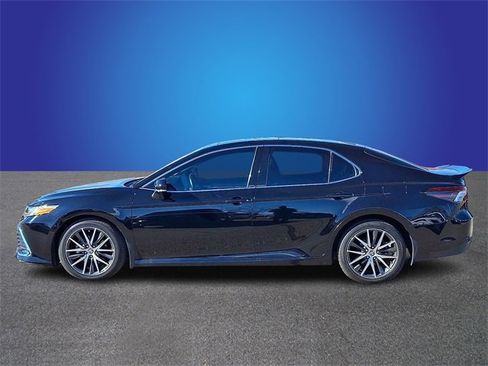 Used 2022 Toyota Camry XLE image 7