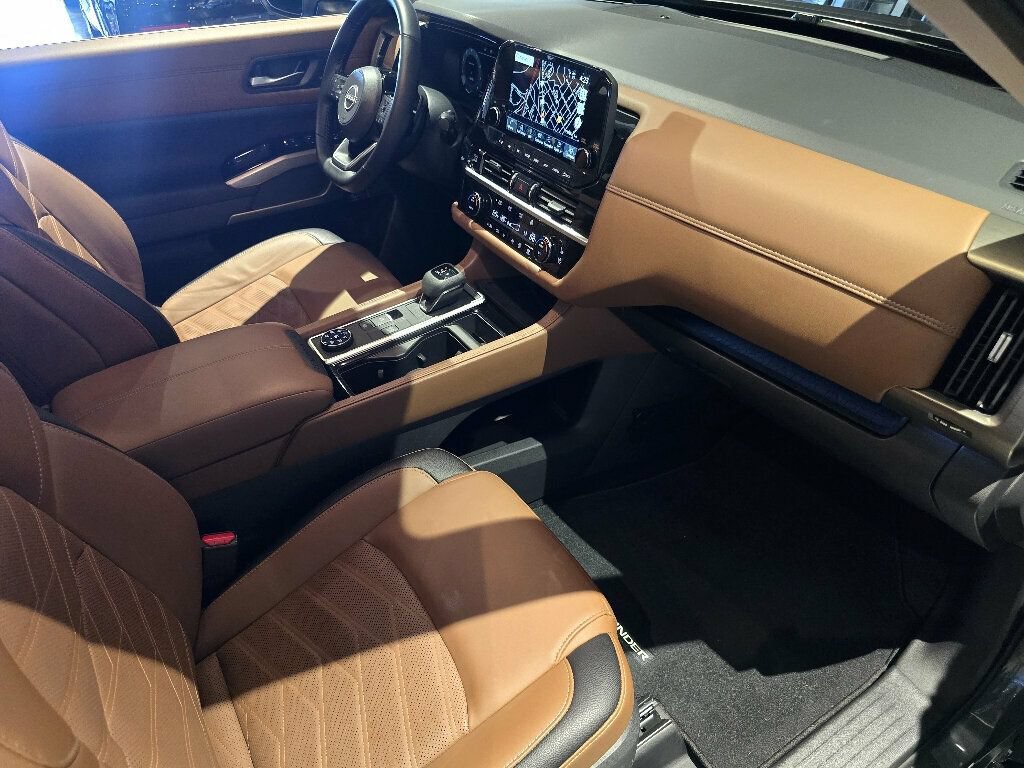 Used 2025 Nissan Pathfinder Platinum w/ Cargo Package AWD/4WD image 29