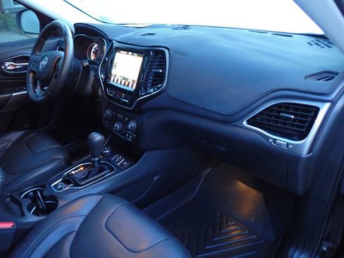 Used 2019 Jeep Cherokee Overland w/ Technology Group image 15