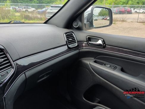 Used 2020 Jeep Grand Cherokee Overland AWD/4WD image 16