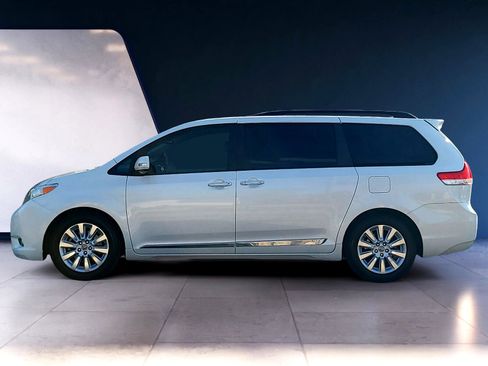 Used 2013 Toyota Sienna XLE image 2