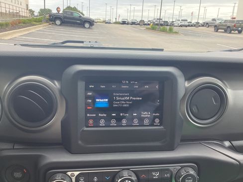 Used 2022 Jeep Wrangler Unlimited Sport AWD/4WD image 38