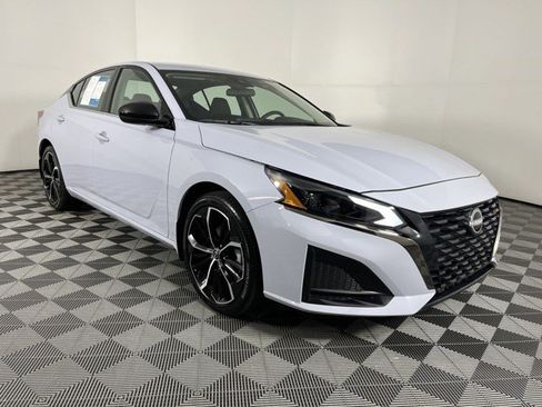Used 2025 Nissan Altima 2.5 SR FWD image 2