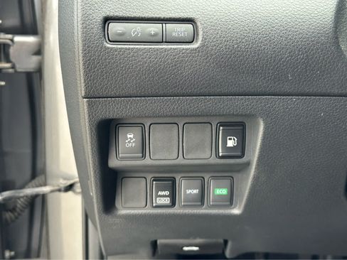 Used 2018 Nissan Rogue S AWD/4WD image 16