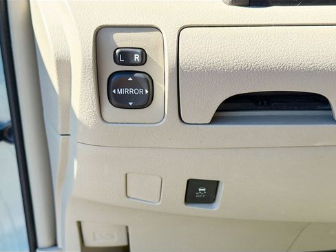 Used 2010 Toyota Camry LE image 29