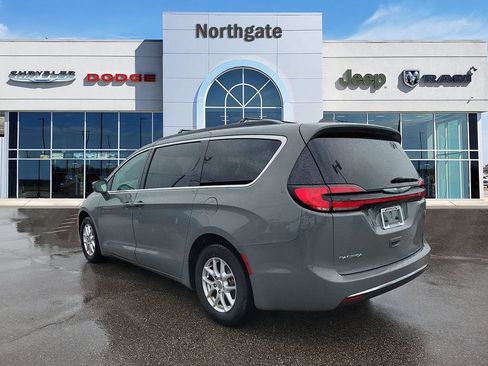 Used 2022 Chrysler Pacifica Touring-L FWD image 3