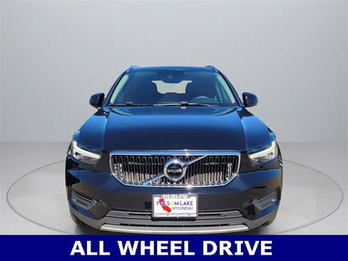 Used 2019 Volvo XC40 T5 Momentum image 2