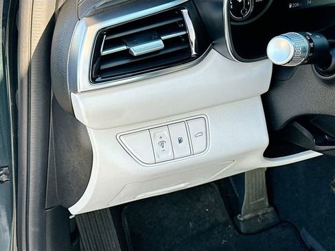 Used 2025 Genesis G70 2.5T image 10