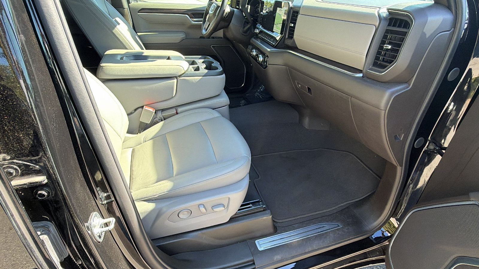 Used 2025 GMC Sierra 1500 SLT AWD/4WD image 19