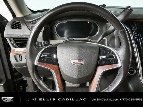 Used 2018 Cadillac Escalade Luxury AWD/4WD image 10
