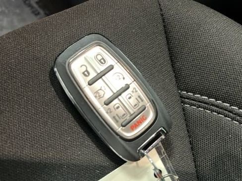Used 2024 Chrysler Pacifica Touring FWD image 20
