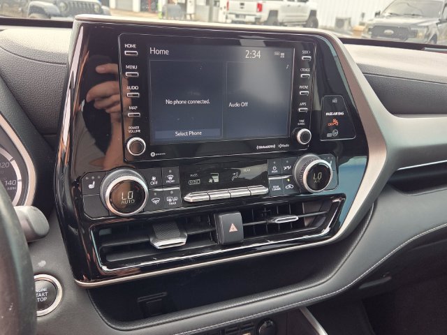 Used 2020 Toyota Highlander XLE FWD image 22