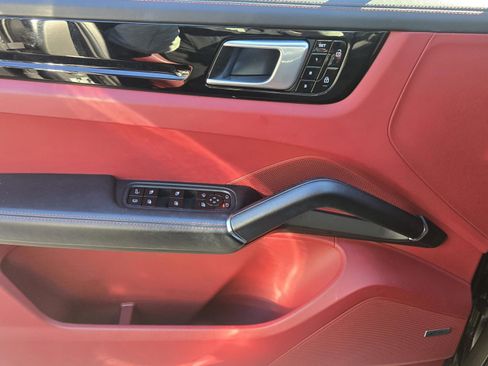 Used 2019 Porsche Cayenne E-Hybrid image 31