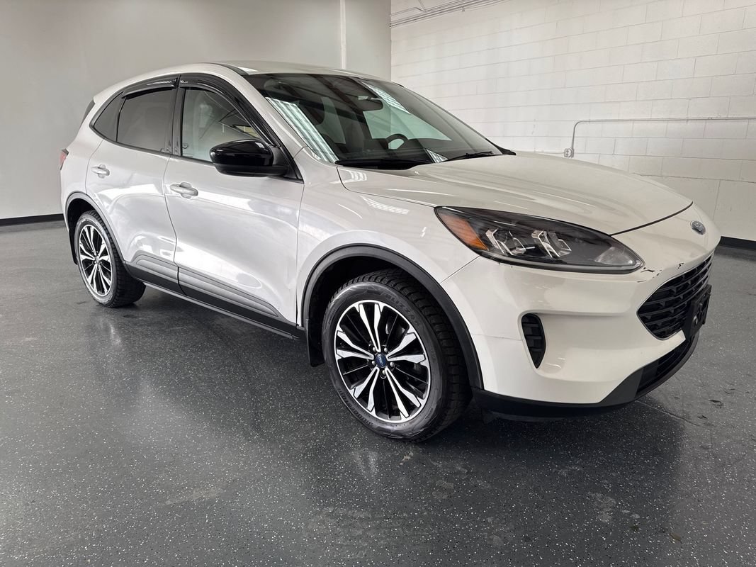 Used 2021 Ford Escape SE w/ SE Sport Appearance Package AWD/4WD image 2