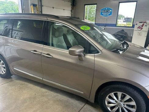 Used 2017 Chrysler Pacifica Touring-L FWD image 8