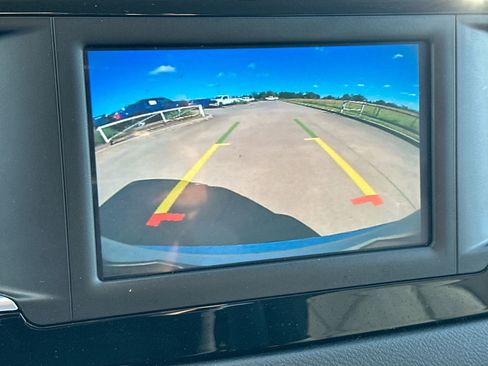 Used 2023 Chrysler Voyager LX image 17