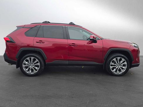 Used 2022 Toyota RAV4 XLE Premium image 2