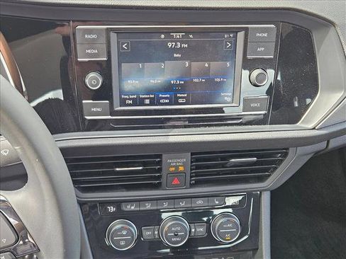 Used 2020 Volkswagen Jetta SE w/ SE Cold Weather Package image 14