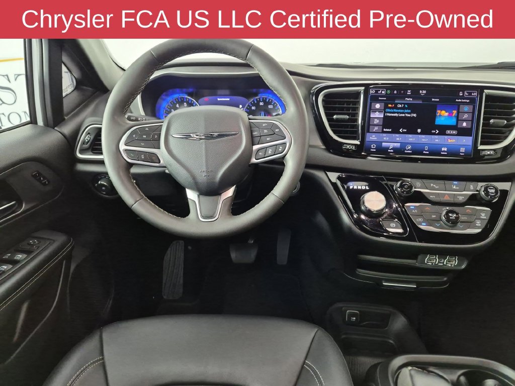 Certified 2025 Chrysler Pacifica Select FWD image 32