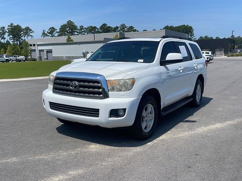 Used 2016 Toyota Sequoia SR5 w/ Premium Package AWD/4WD image 3