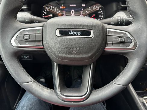 Used 2023 Jeep Compass Latitude image 3