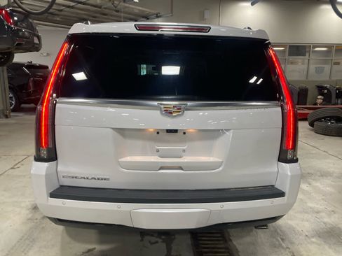 Used 2020 Cadillac Escalade Premium Luxury image 14