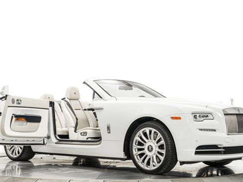 Used 2019 Rolls-Royce Dawn image 32