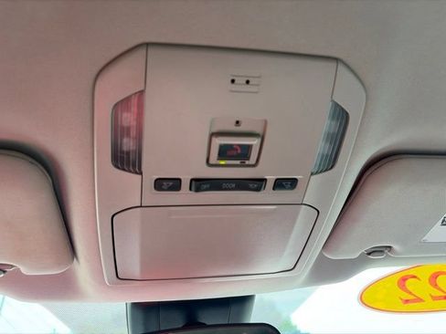 Used 2022 Toyota Highlander LE AWD/4WD image 14