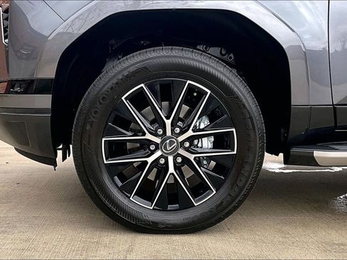 Used 2025 Lexus GX 550 w/ Accessory Package (2T) image 12