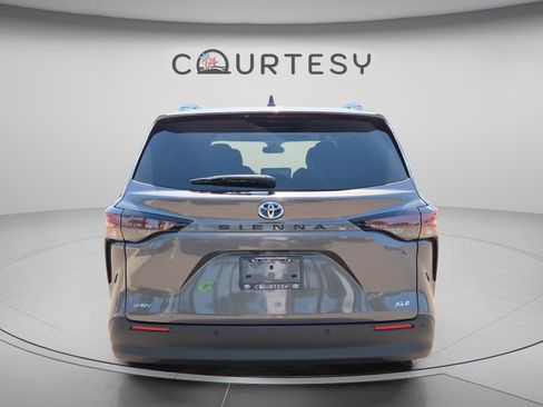 Used 2025 Toyota Sienna XLE image 4