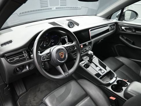 Used 2025 Porsche Macan AWD/4WD image 6