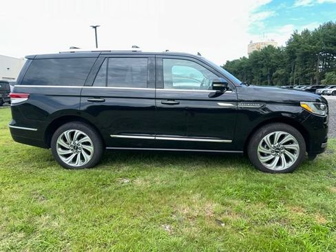 Used 2024 Lincoln Navigator Reserve AWD/4WD image 2