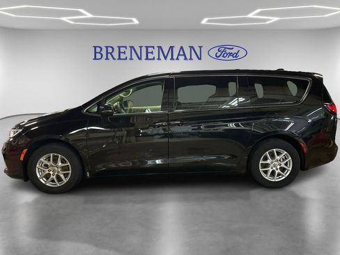 Used 2024 Chrysler Pacifica Touring-L image 8