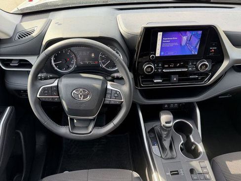 Certified 2025 Toyota Highlander LE image 10