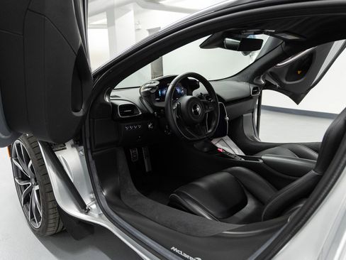 Used 2023 McLaren Artura image 33