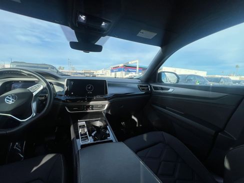 Used 2025 Volkswagen Atlas Cross Sport SE image 36