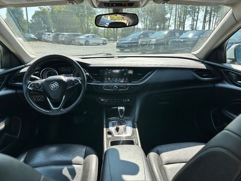 Used 2018 Buick Regal Essence FWD image 3