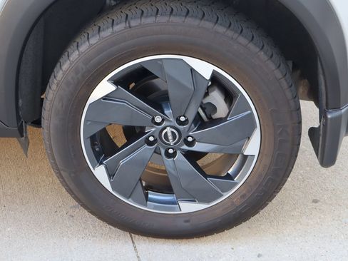 Used 2024 Nissan Rogue SV FWD image 27