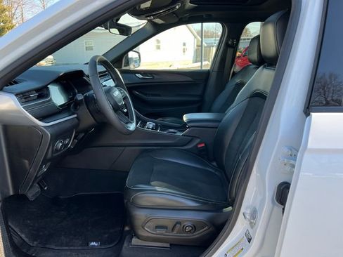 Used 2025 Jeep Grand Cherokee Altitude image 4