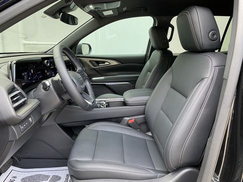 Used 2025 Chevrolet Traverse LT w/ Midnight/Sport Edition FWD image 16