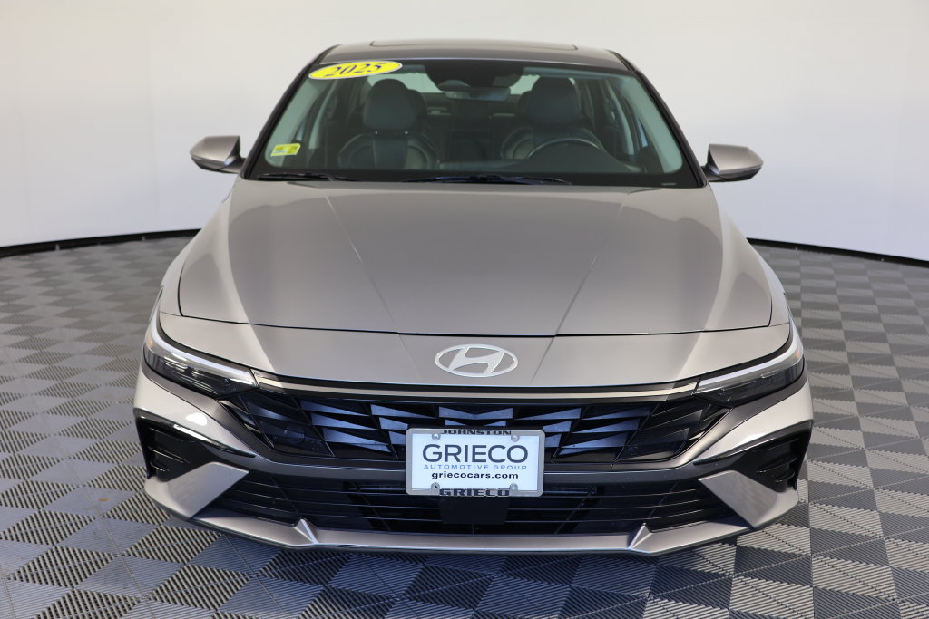 Used 2025 Hyundai Elantra Limited FWD image 3