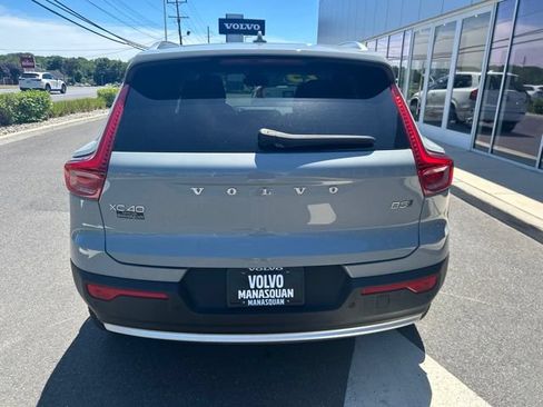 Used 2025 Volvo XC40 B5 Plus AWD/4WD image 4